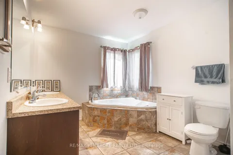 36752 41 Highway, ON K0J 1T0