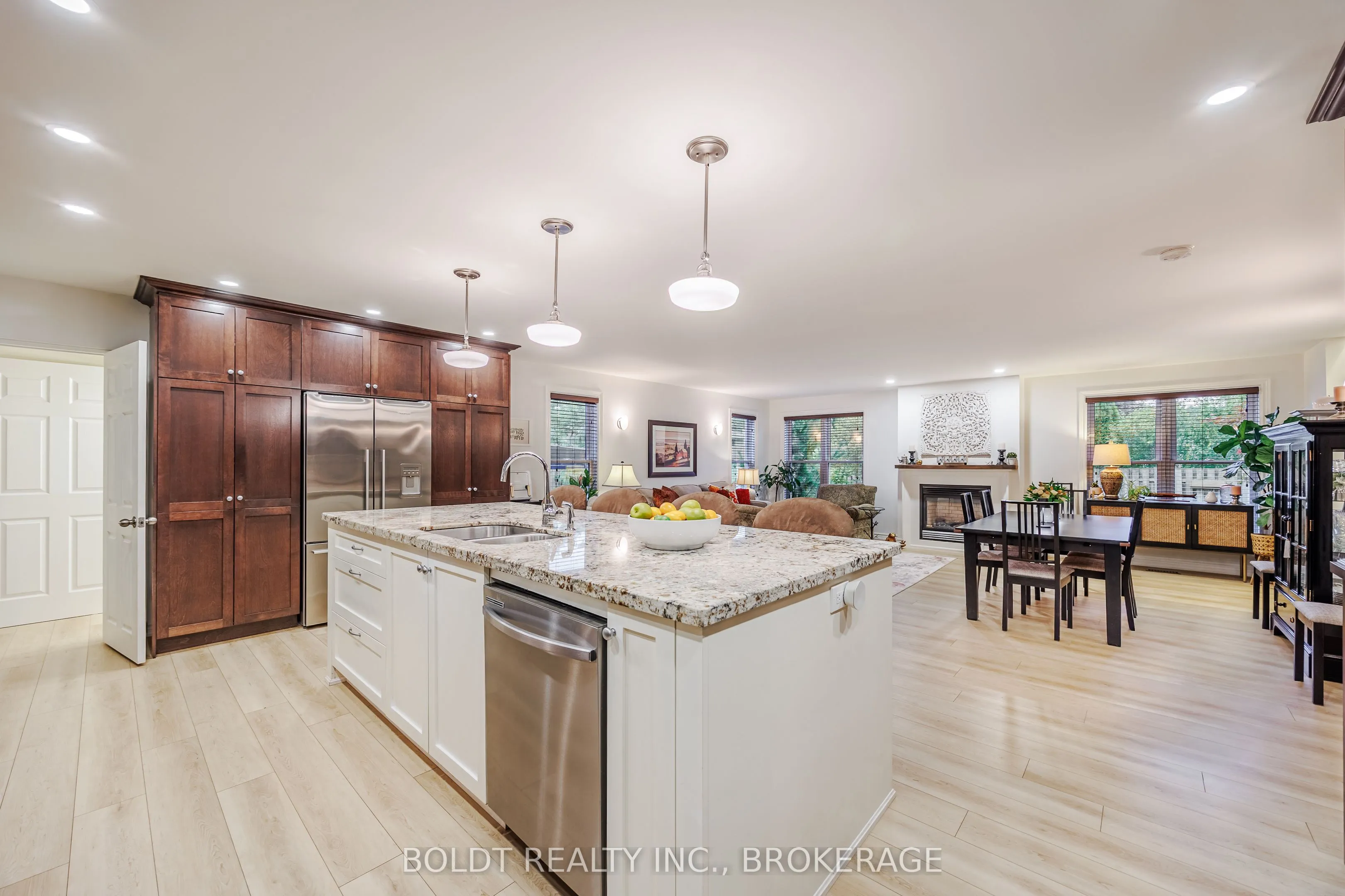 25 Neptune Drive, ON L2M 2S3