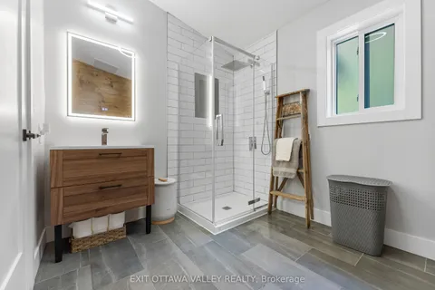 820 Hopefield Road, ON K0J 1B0