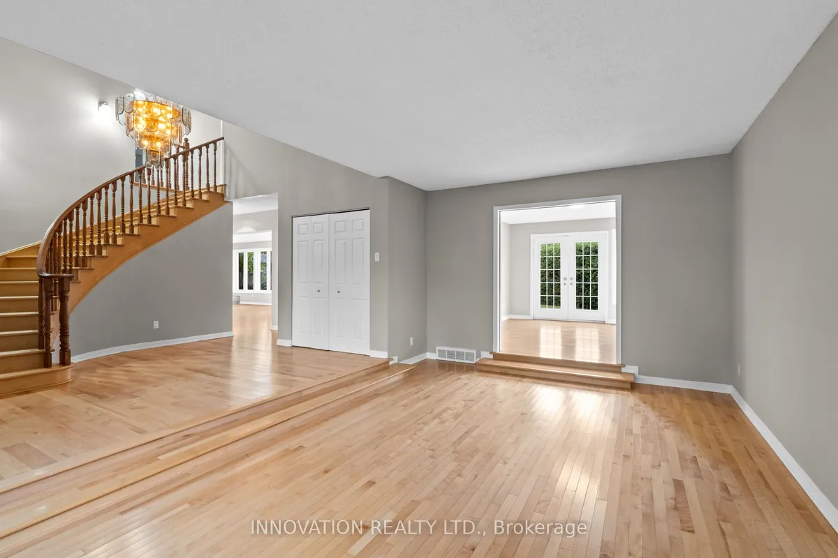 206 Cypress Court, ON K2H 8Z8