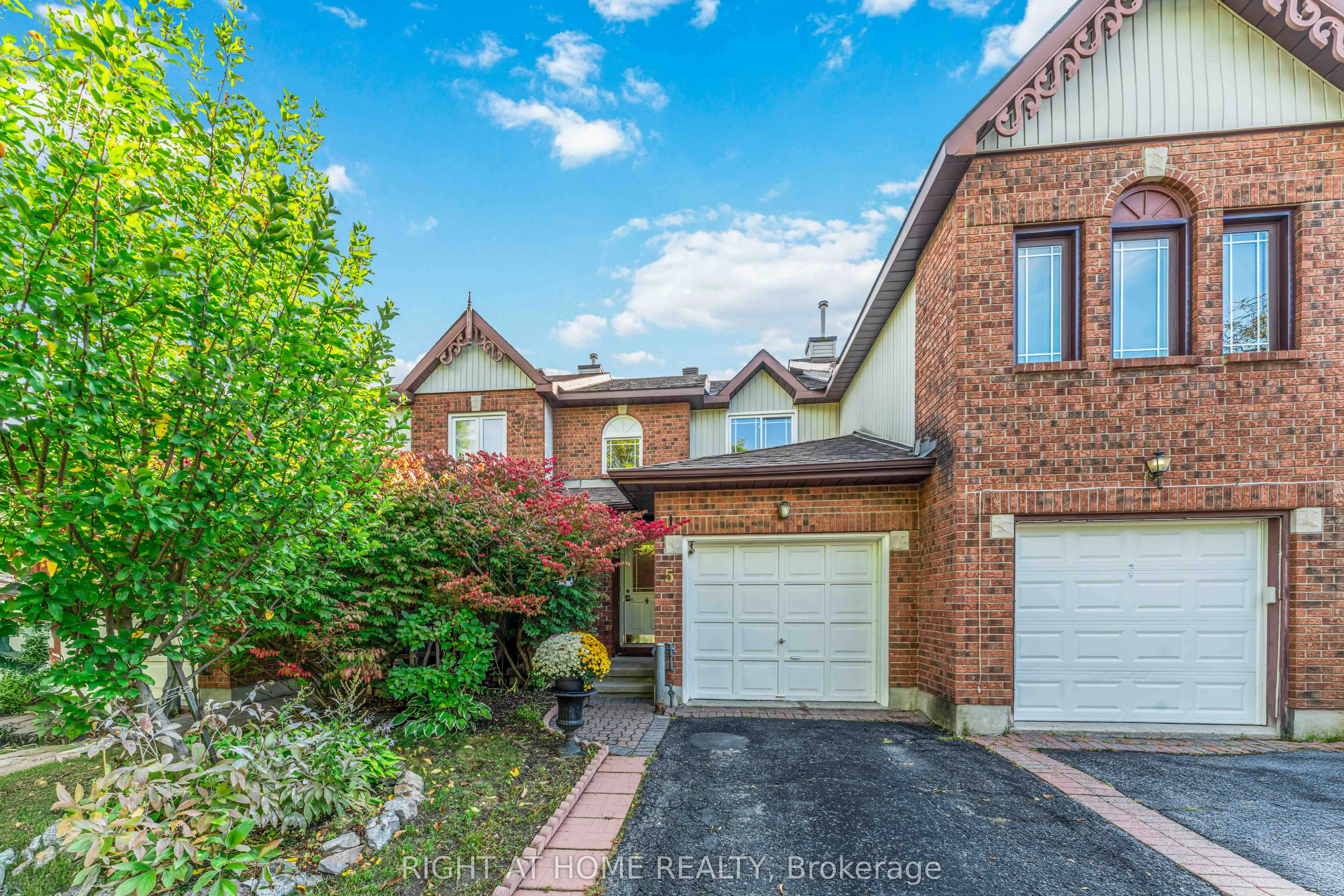 5 Harrington Court, ON K2K 2S7