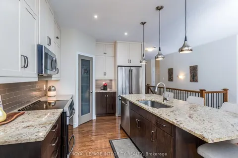 112 Elfin Grove, ON K2V 0B7