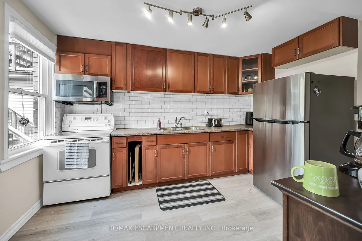 126 Cumberland Avenue, ON L8M 1Z3