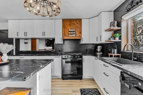 15 Oxford Boulevard, ON L3K 5C8