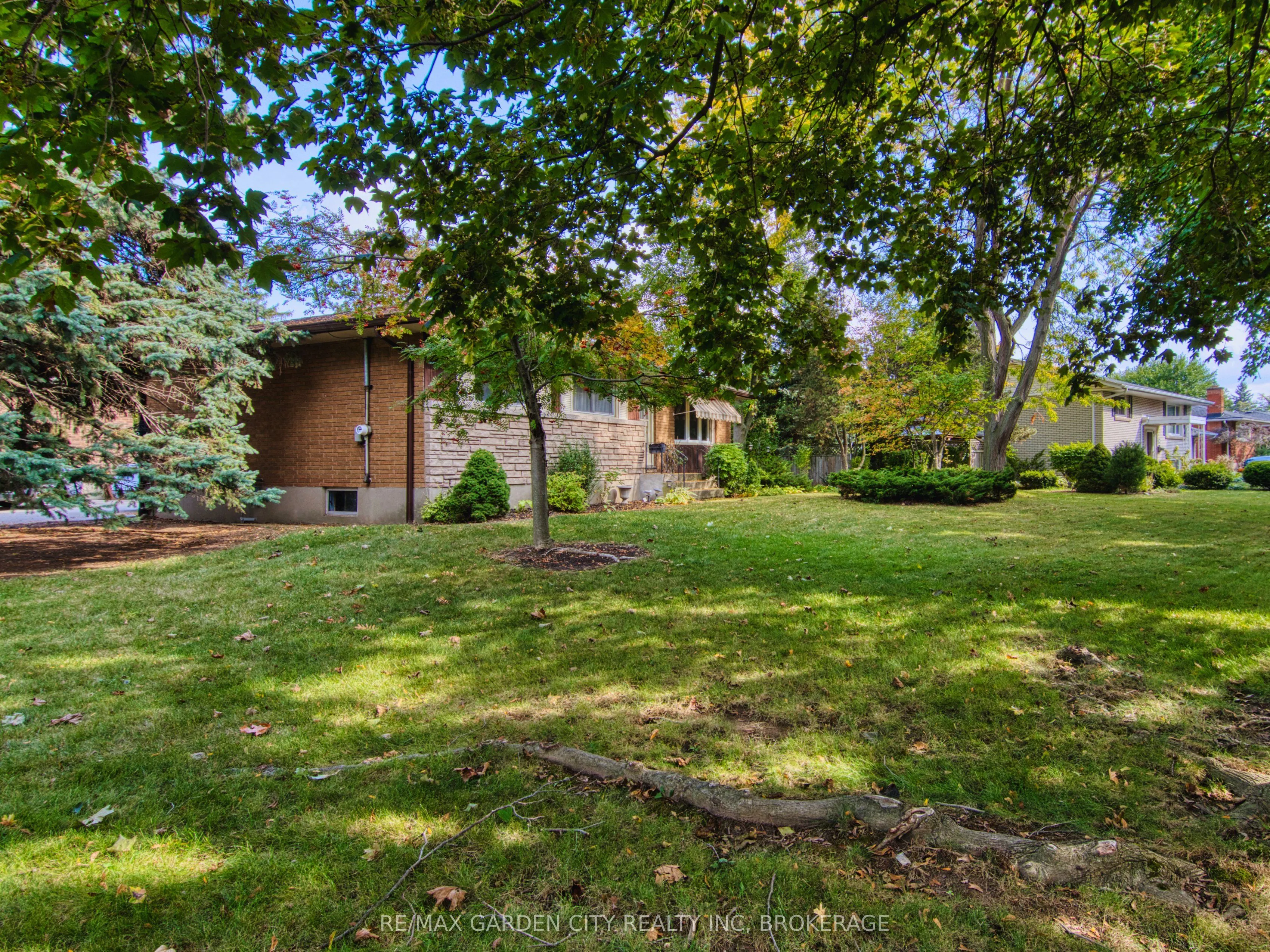 32 Viking Drive, ON L2M 2V3