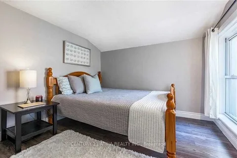 182 John Street, ON L8L 4P2