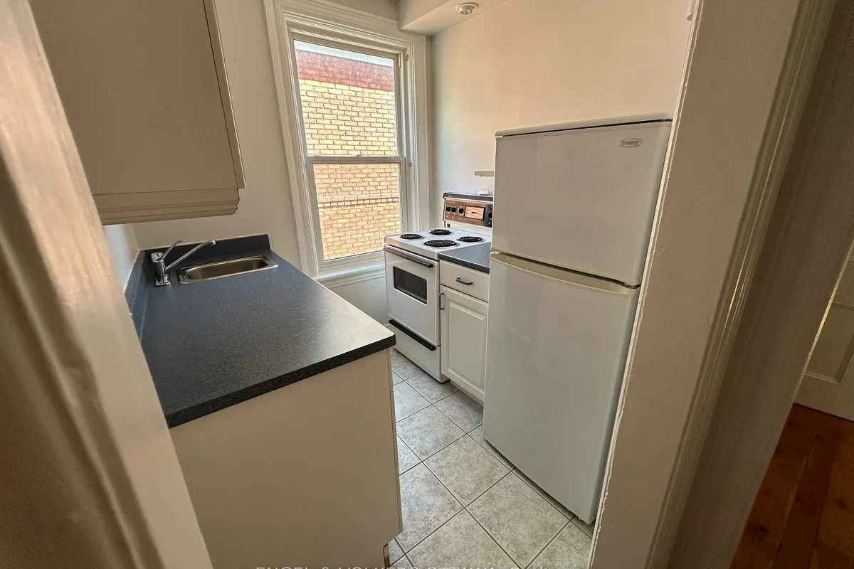 89 Waverley Street, ON K2P 0V1