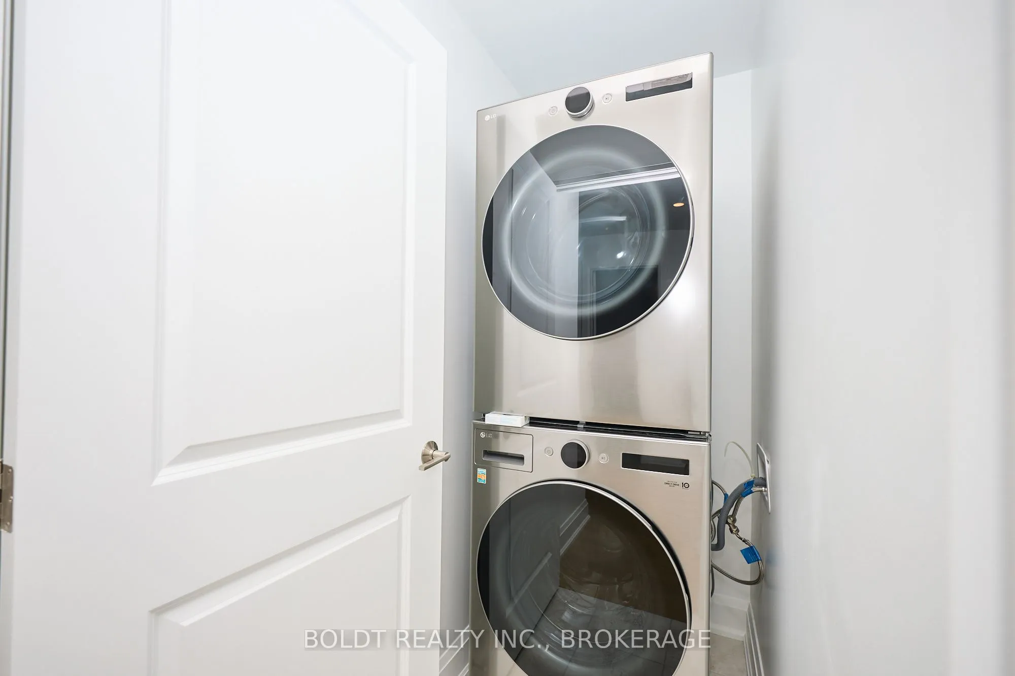 Att/Row/Townhouse living room at 552 Mississauga Avenue Fort Erie