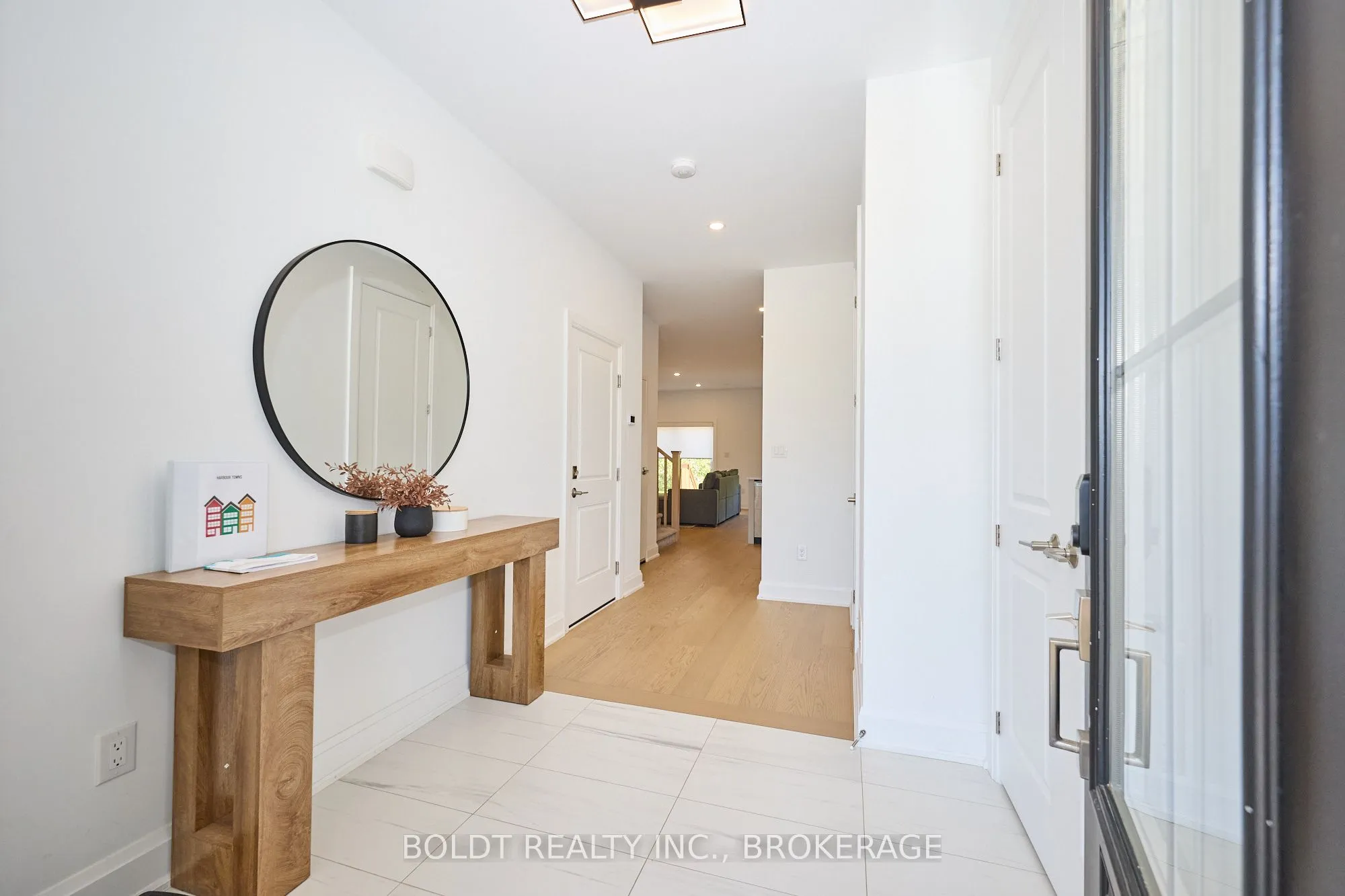 Att/Row/Townhouse interior view at 556 MISSISSAUGA Avenue Fort Erie