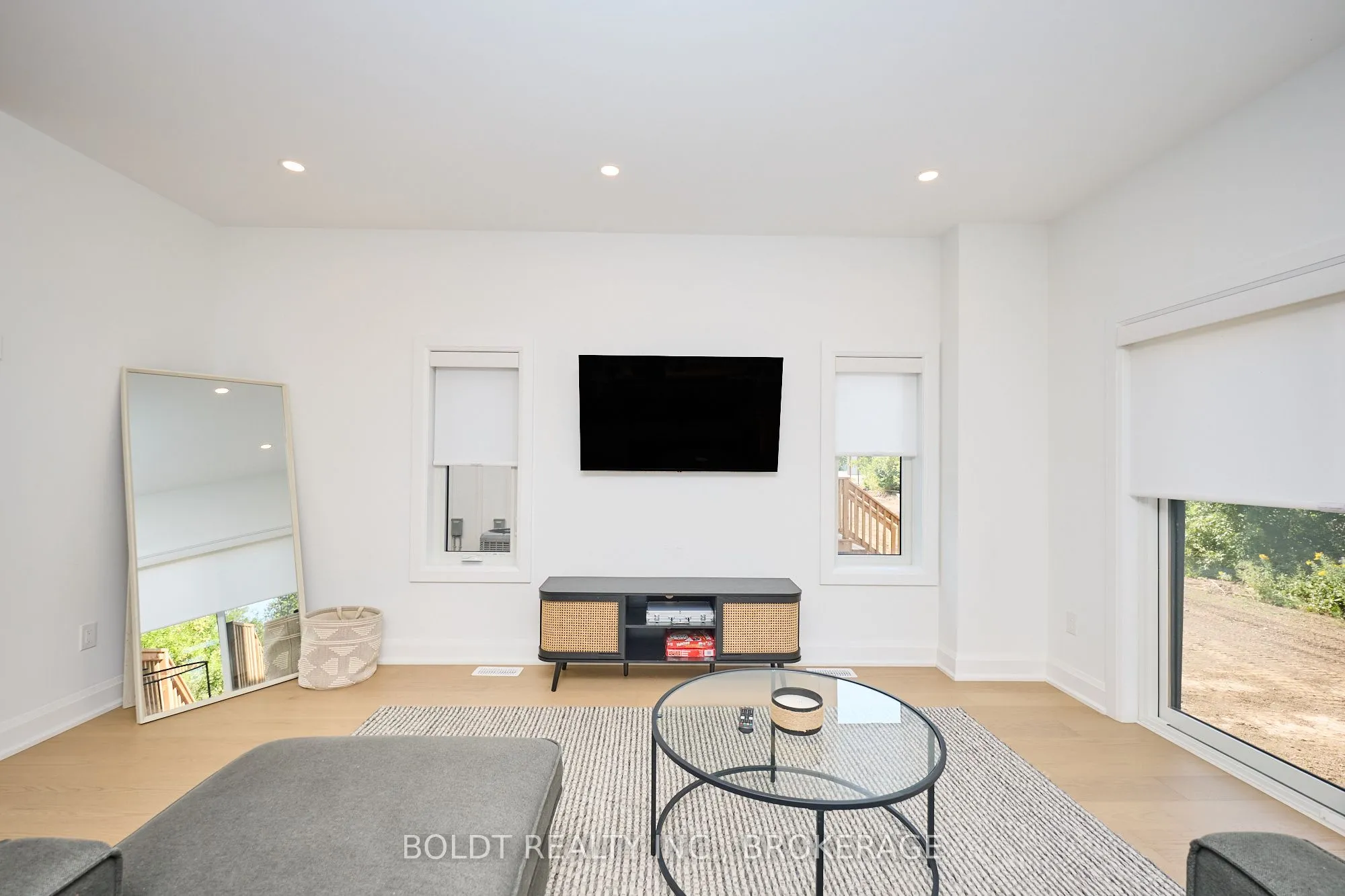 Att/Row/Townhouse kitchen at 556 MISSISSAUGA Avenue Fort Erie