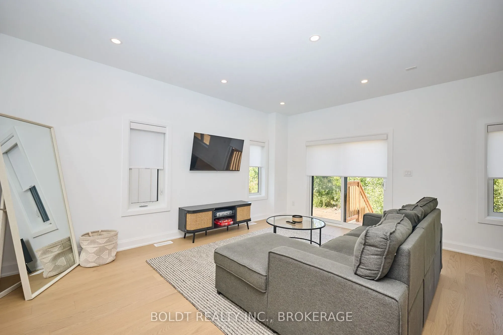 Att/Row/Townhouse living room at 556 MISSISSAUGA Avenue Fort Erie