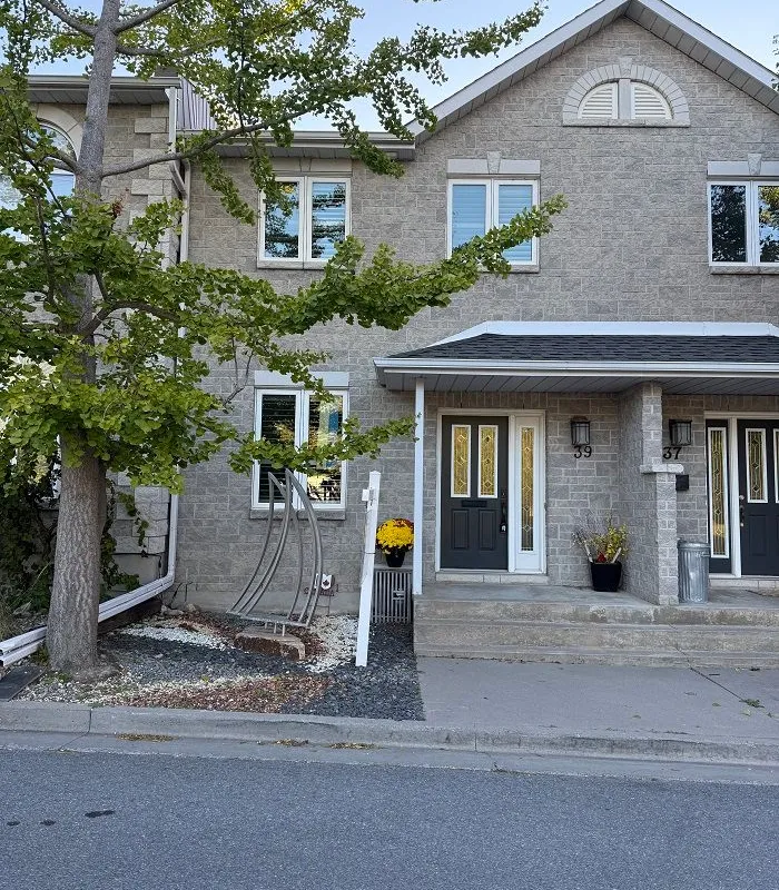 39 Mowat Avenue, ON K7M 8Y8