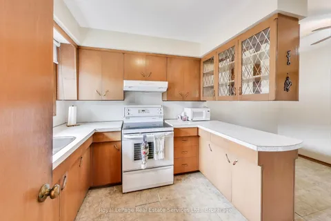 25 Sandringham Avenue, ON L9C 2H3