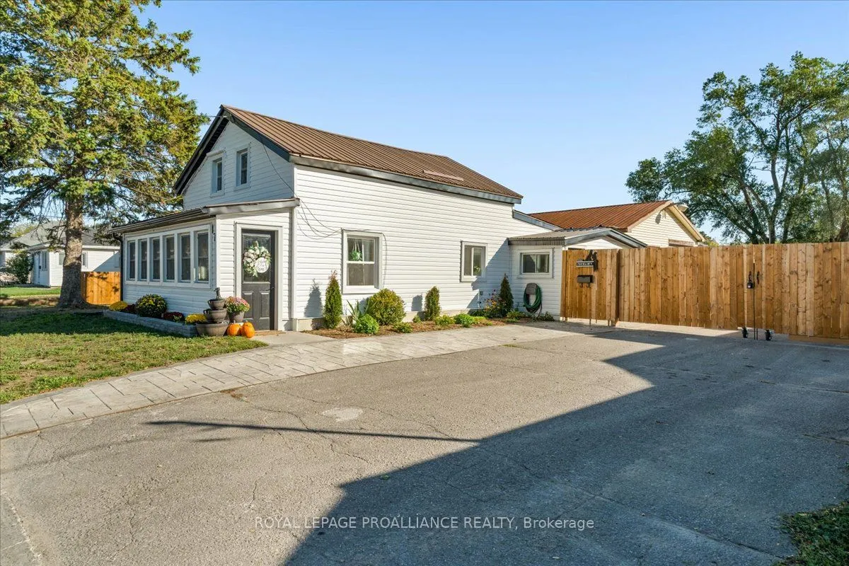 17 Centre Street, ON K8N 4W4