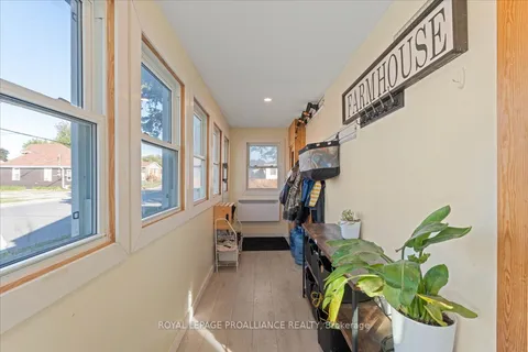 17 Centre Street, ON K8N 4W4