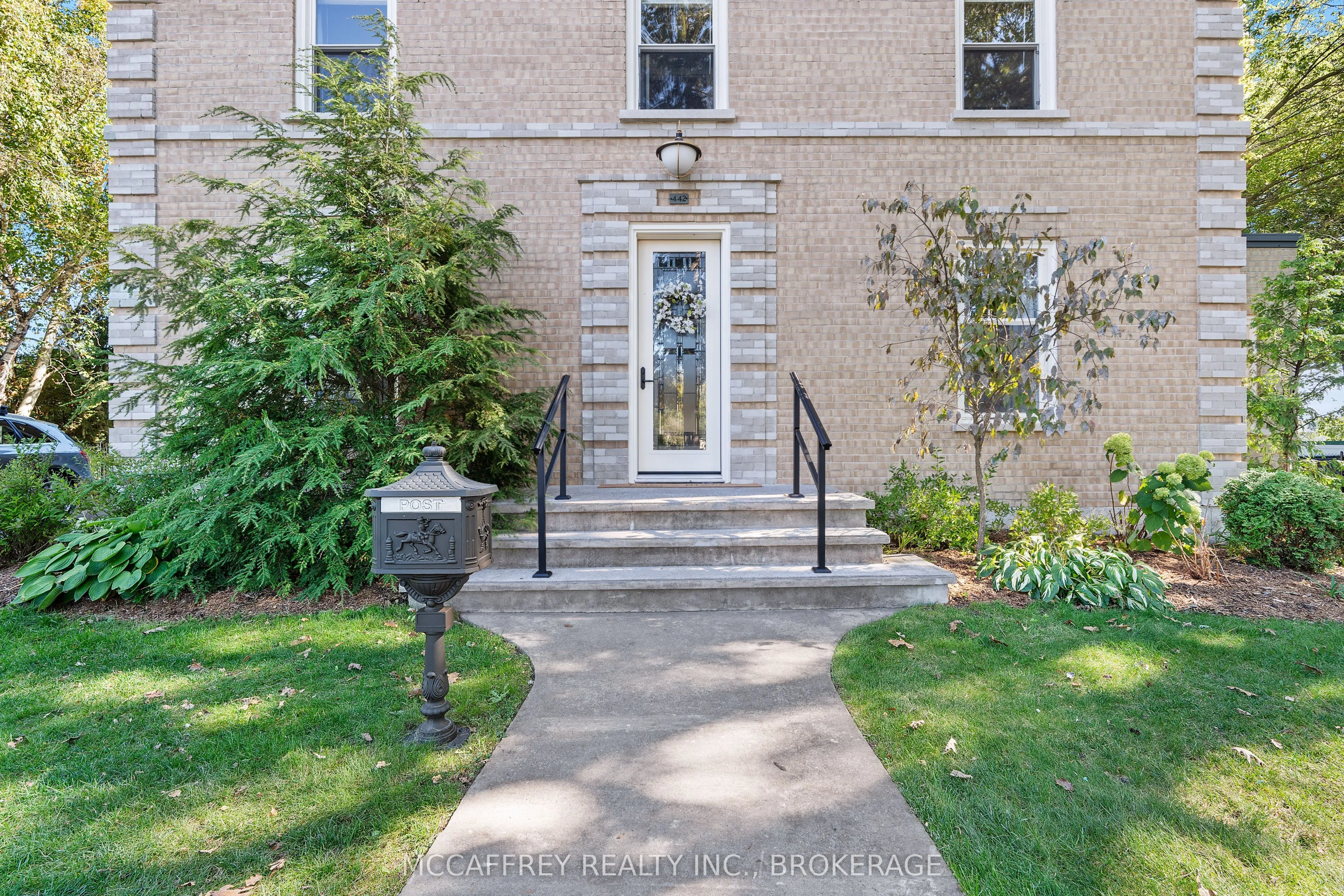442 DUNDAS Street, ON K7R 2C1