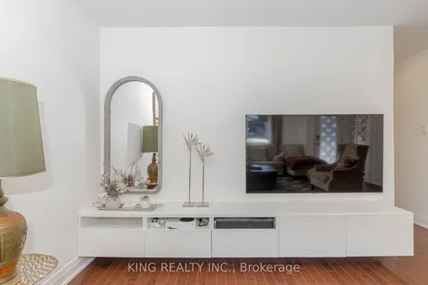 28 AINSLIE Avenue, ON L8S 2J6