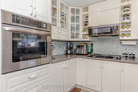 28 AINSLIE Avenue, ON L8S 2J6