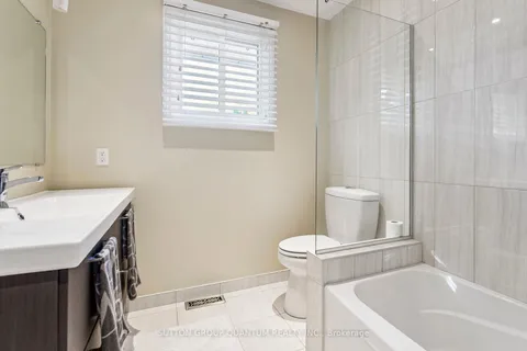 8 BERMUDA Drive, ON L2M 4E6