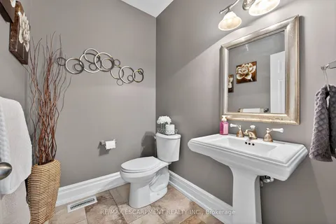 8 Blackburn Court, ON N3W 2N9