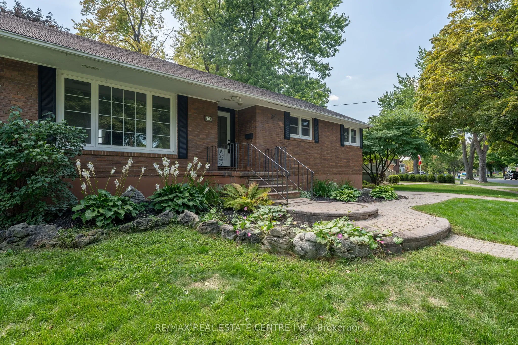 601 Hollywood Place, ON N7V 2J1