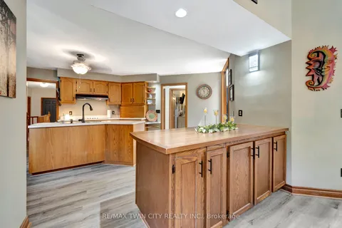 132 Oak Street, ON N3Y 4S3