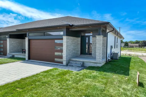 2 Coastal Crescent, ON N0M 1T0