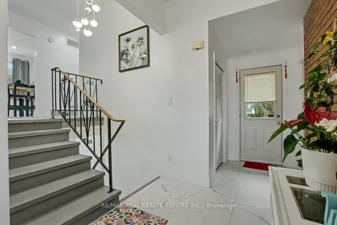 40 Tara Court, ON L8K 6E6