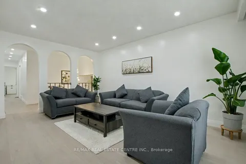 40 Tara Court, ON L8K 6E6