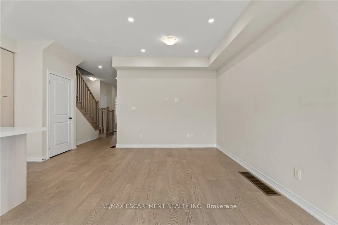 8 LINDEN PARK Lane, ON L9A 1Y1