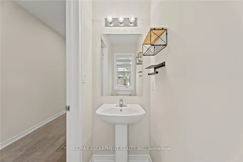 8 LINDEN PARK Lane, ON L9A 1Y1