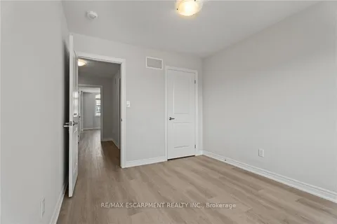 8 LINDEN PARK Lane, ON L9A 1Y1