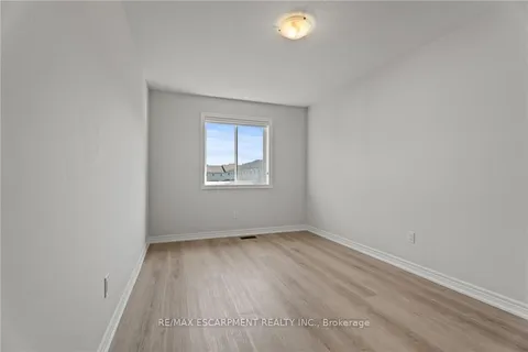 8 LINDEN PARK Lane, ON L9A 1Y1