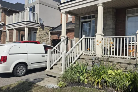 8 Lockport Way, ON L8E 0B1