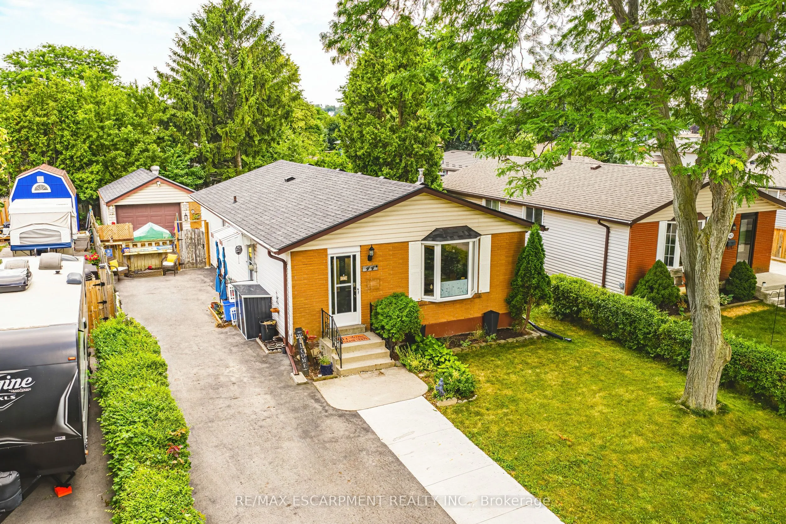 44 BILLINGTON Crescent, ON L8T 4R1