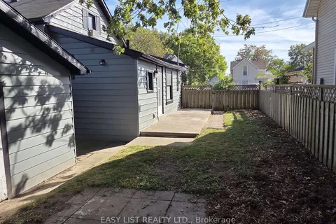 12 Montgomery Street, ON N8H 1Z9