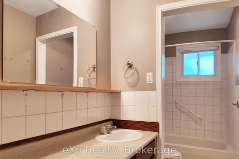 69 8th Street, ON N4N 1J1