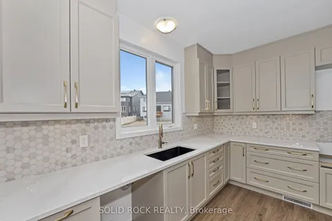 92 Esban Drive, ON K1X 0J3