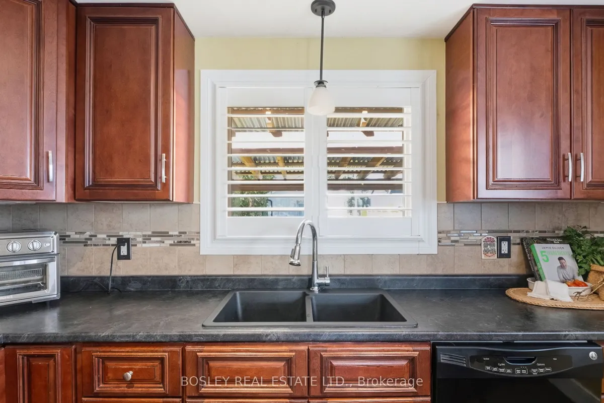 256 Ridout Street, ON L1A 1P5