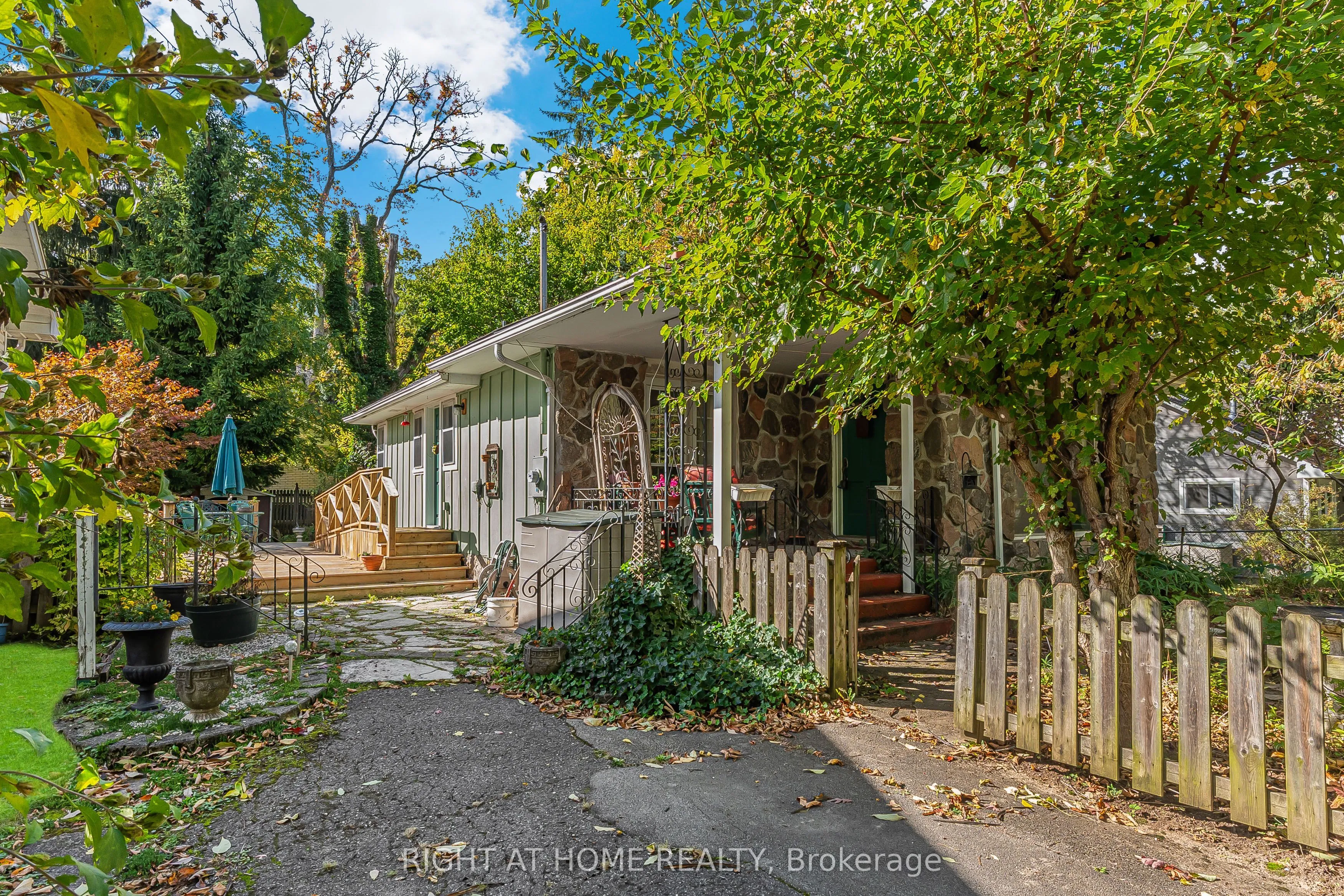 16 Wyckliffe Avenue, ON L0S 1T0