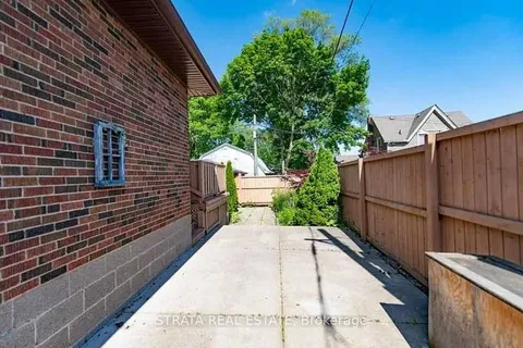 16 Kingsmount Street, ON L8S 3L3