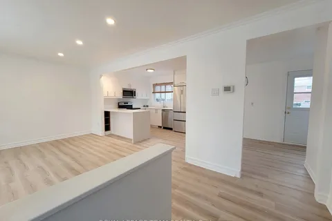 852 Cummings Avenue, ON K1K 2L4