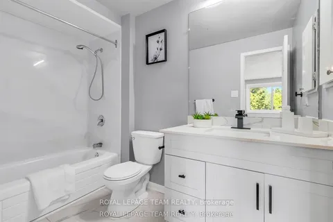 2 Brookhaven Court, ON K2H 9E3