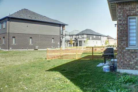 32 Stauffer Road, ON M6A 1N3