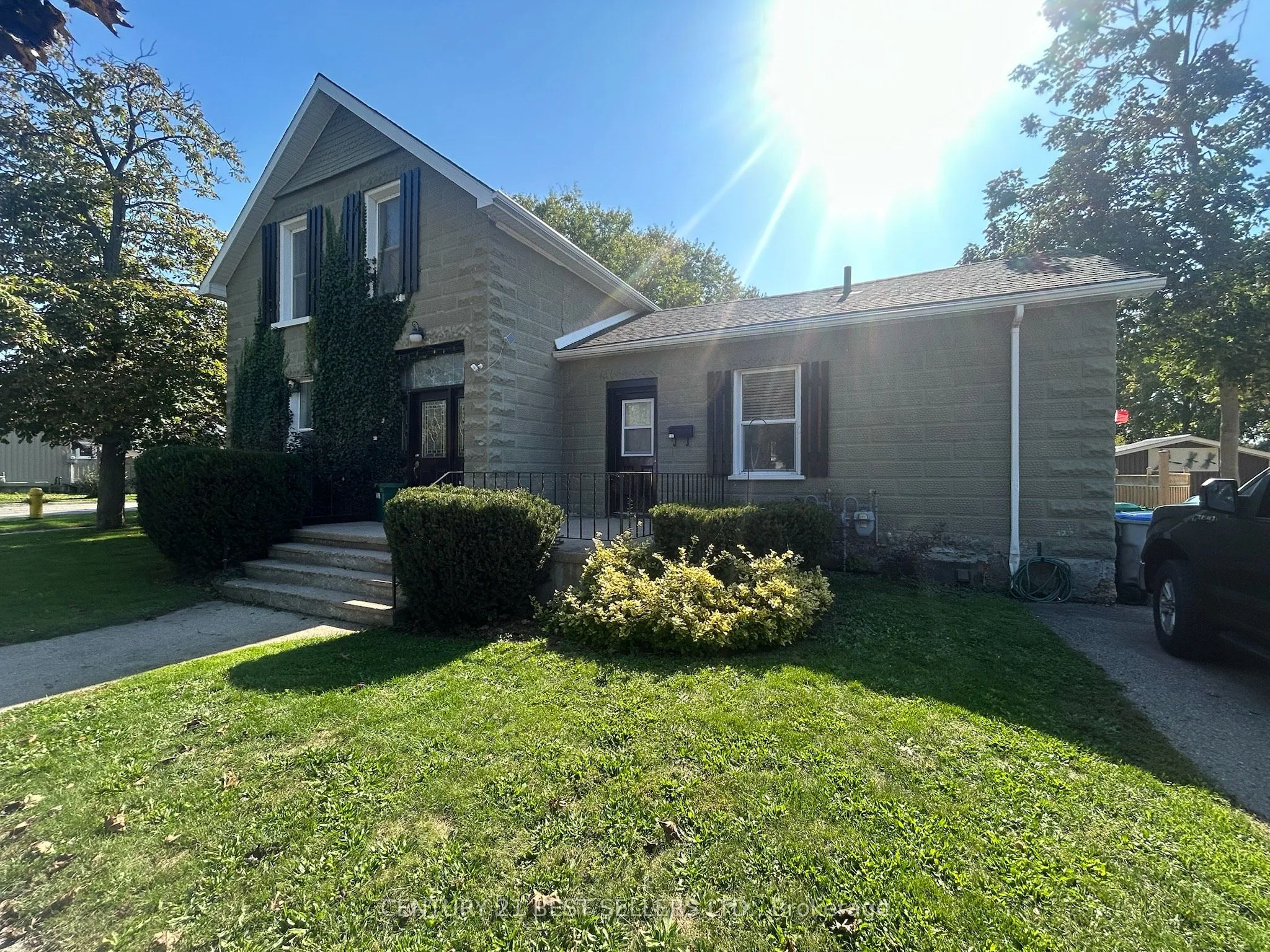 115-117 Britannia Road, ON N7A 2B4