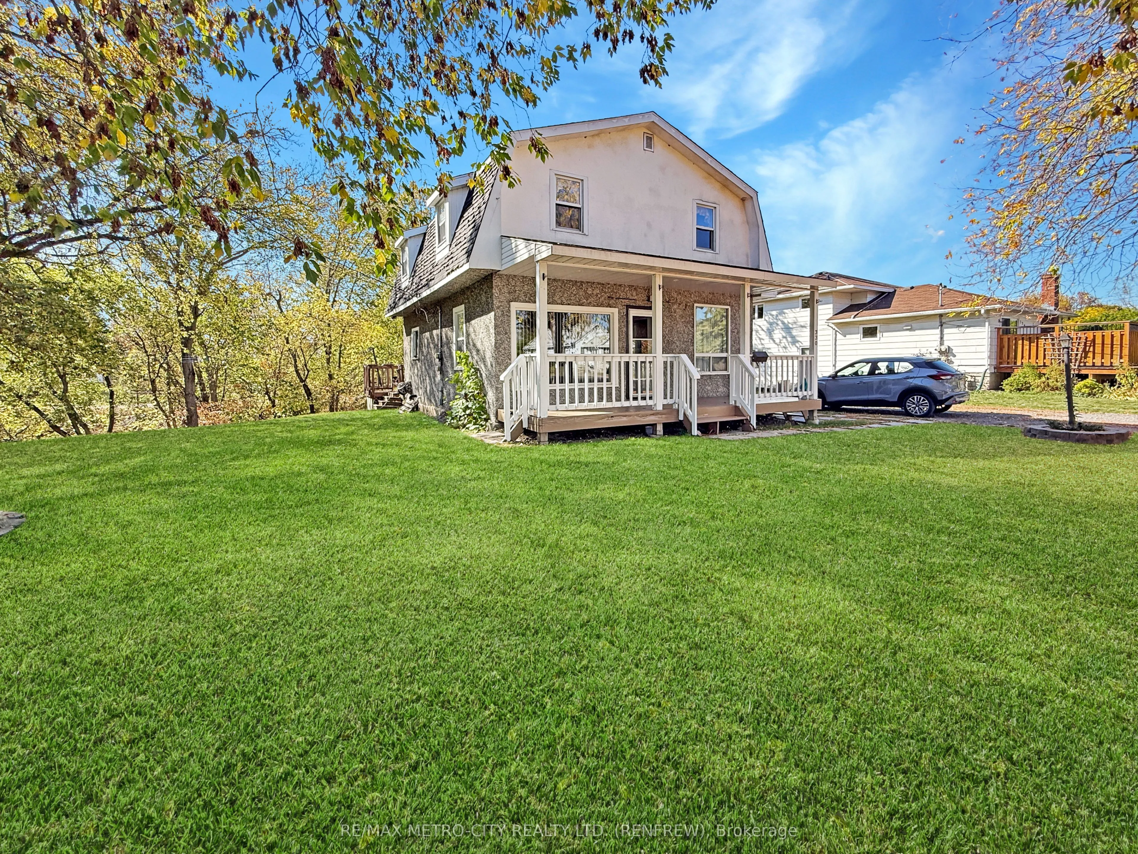 330 McLean Street, ON K7V 1B3