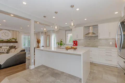 33 Strathroy Crescent, ON L8B 0N5