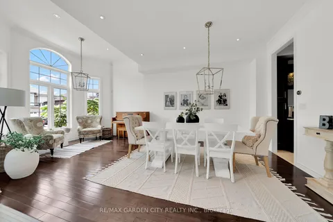 6 VANDERBURGH Lane, ON L3M 1P5