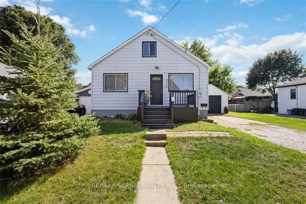 Detached 4 bedroom 3 bathroom at 215 ELGIN Street in Sarnia - MLS# X12463627