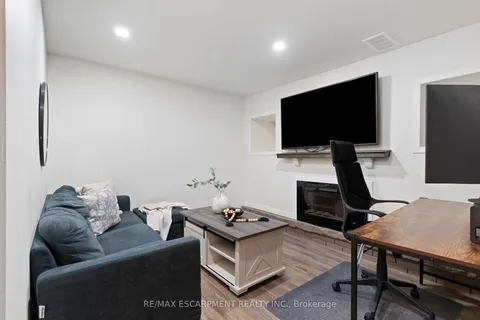 18 Flanders Avenue, ON L2M 5X3